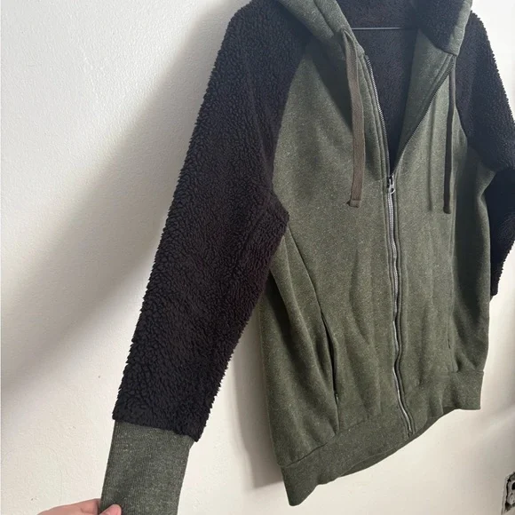 ALO Yoga Enhance Sherpa Hooded Sweatshirt Black GREEN Jacket Hoodie
Thumb Holes - Picture 2 of 6